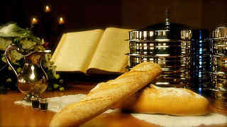 Altar mit Brot und Wein geschmckt