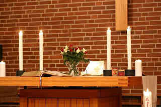 Altar mit Kerzen geschmckt